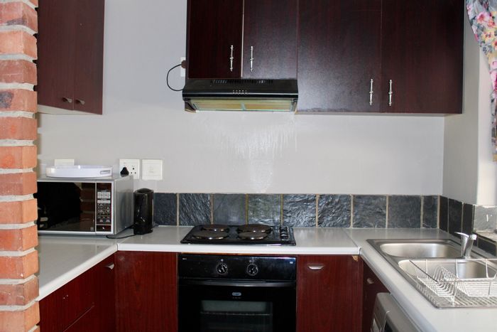 Carlswald Apartment To Rent: 2 Bedrooms, Pool, Playground, Secure Parking, Air Conditioning.