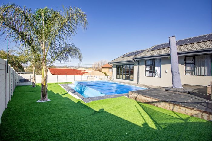 Bloubosrand House To Rent: 4 beds, pool, security, parking for 10 vehicles.