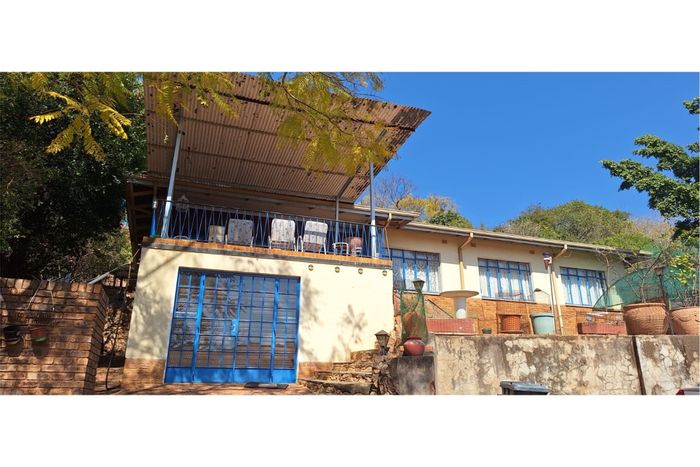 Silverton House For Sale: Two homes, borehole, ample parking, ideal for families.