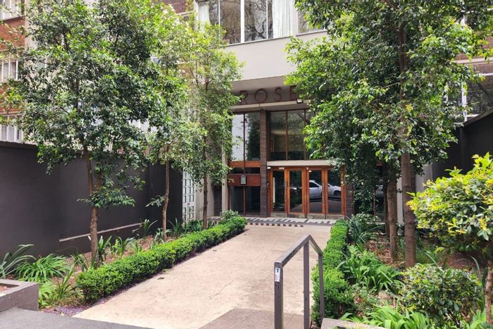 Rosebank Apartment For Sale: 2 beds, secure complex, near mall and Gautrain.
