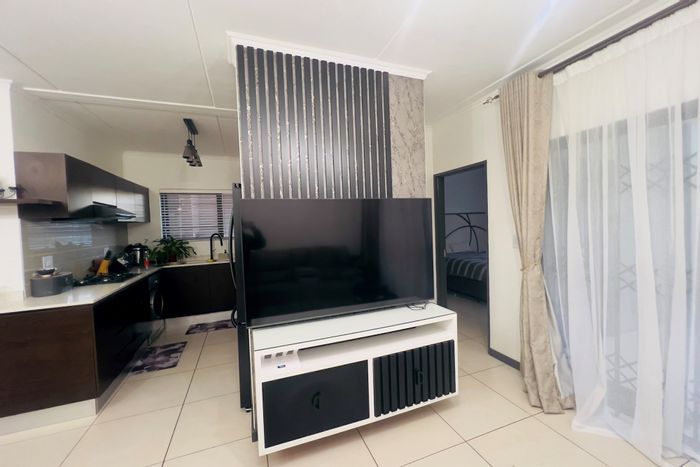 Kyalami Hills Apartment To Rent: 3 beds, gym, pool, security, appliances included.
