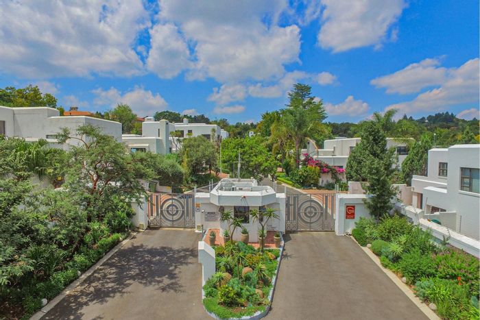 River Club House For Sale: 2 beds, double garage, solar panels, pet-friendly.