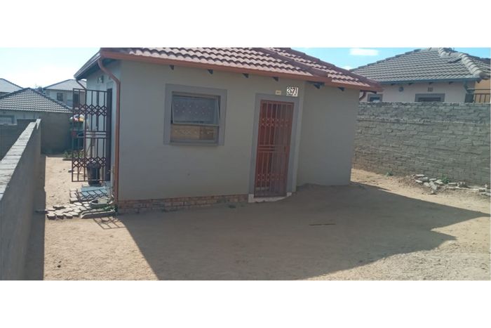 2-Bedroom House To Rent in Riverside View with yard, pet-friendly, prepaid electricity.