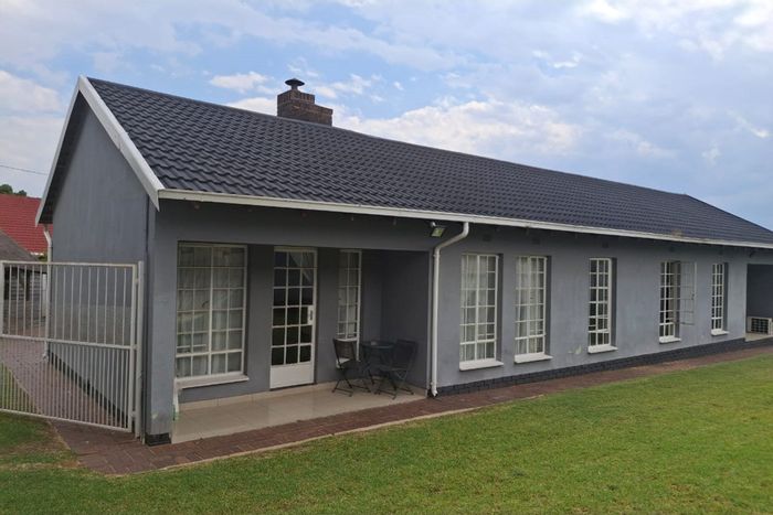 For Sale: 4-Bedroom House in Ridgeway with garden, lapa, and secure parking.