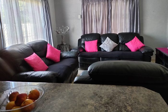 2-bedroom house in Arboretum with carport, open plan lounge, and equipped kitchen. To Rent.