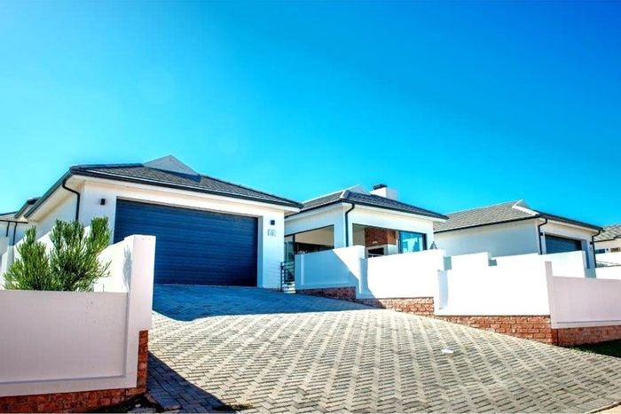 For Sale: House in Jeffreys Bay Central with sea views, security, and spacious garden.