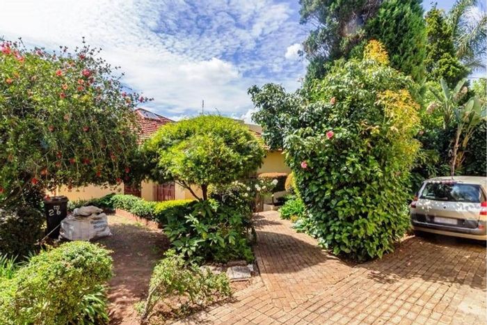 Kensington House For Sale: 6 beds, pool, office, parking for 10 vehicles.
