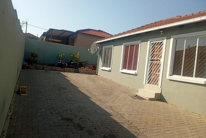 Three-bedroom house to rent in Cosmo City, near amenities and transport.
