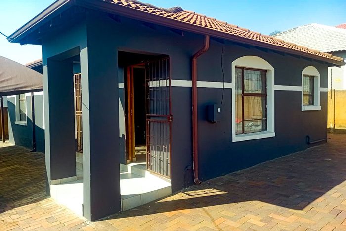 Roodepoort House For Sale: 3 Bedrooms, spacious yard, secure parking, great location.