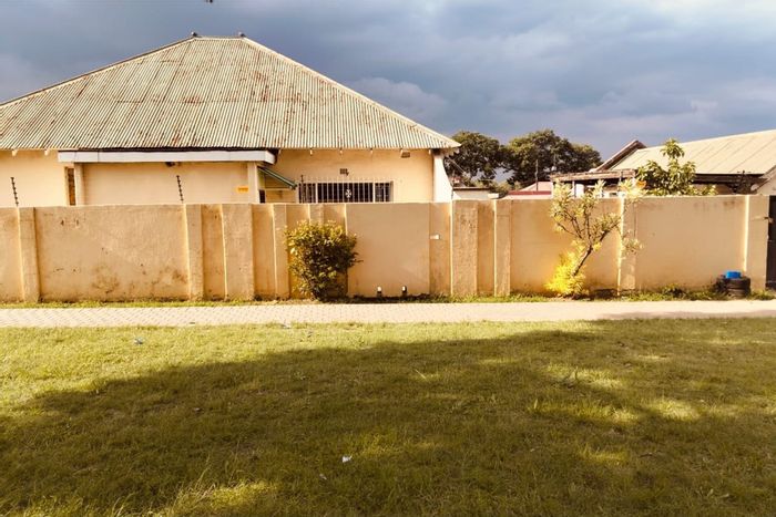 3 Bedroom House For Sale in Kenilworth with garden, parking, and outside rooms.