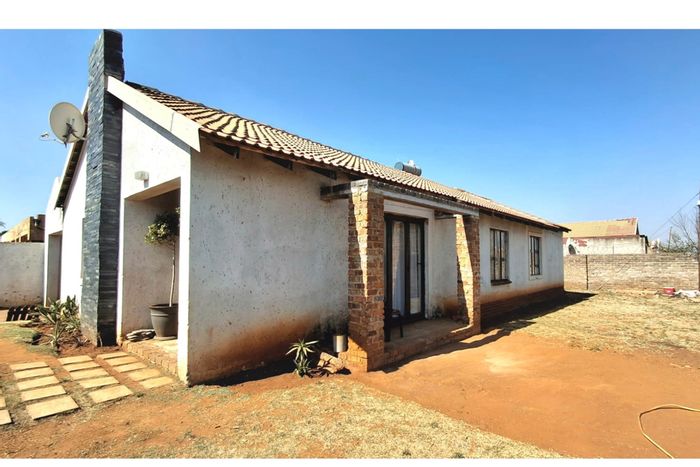 Eldorado Park House For Sale: 3 bedrooms, open-plan living, large yard, and potential.