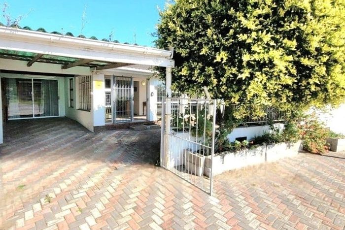 Aston Bay House For Sale: 3 beds, braai area, pet-friendly, high-speed internet.