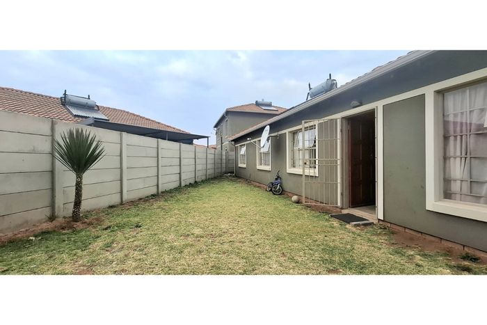 4-bedroom house in Leopard's Rest Security Estate, secure living with community amenities. To Rent.