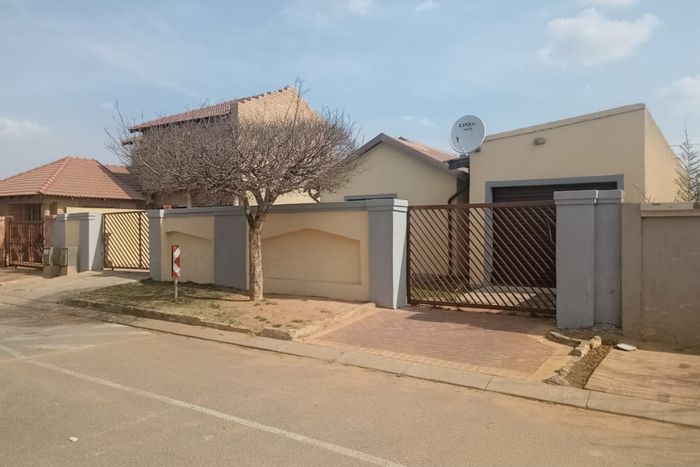For Sale: House in Ormonde with garage, outside rooms, and convenient location.