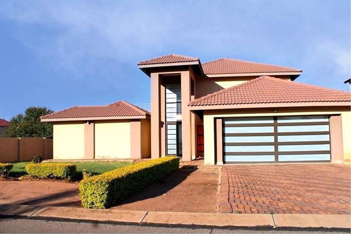 For Sale: Spacious 5-Bedroom House in Theresapark with Golf Club Access.