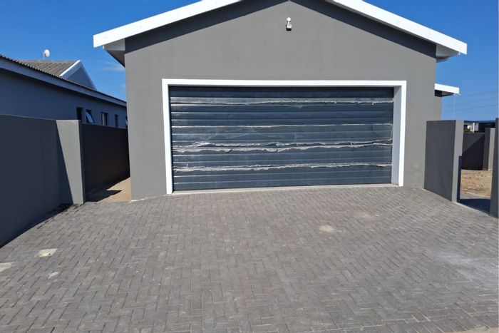 House For Sale in Fountains Estate: 3 beds, 2 baths, garage, fiber internet.