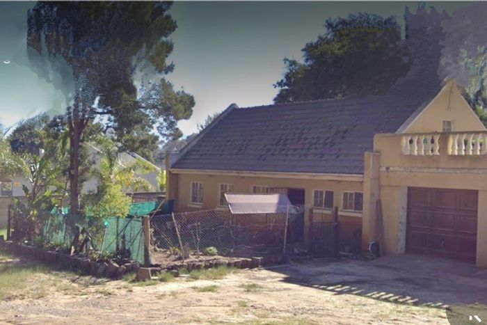 2-Bedroom House To Rent in Penhill with private garden and parking spaces.