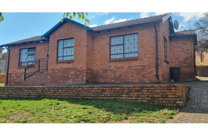 Danville House For Sale: 3 Bedrooms, ensuite, spacious kitchen, close to amenities.