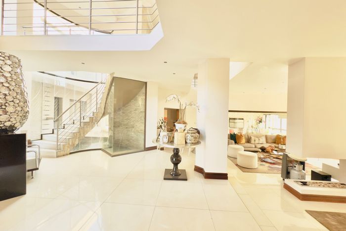 For Sale: House in Savannah Hills Estate with 5 bedrooms, pool, and fountain.