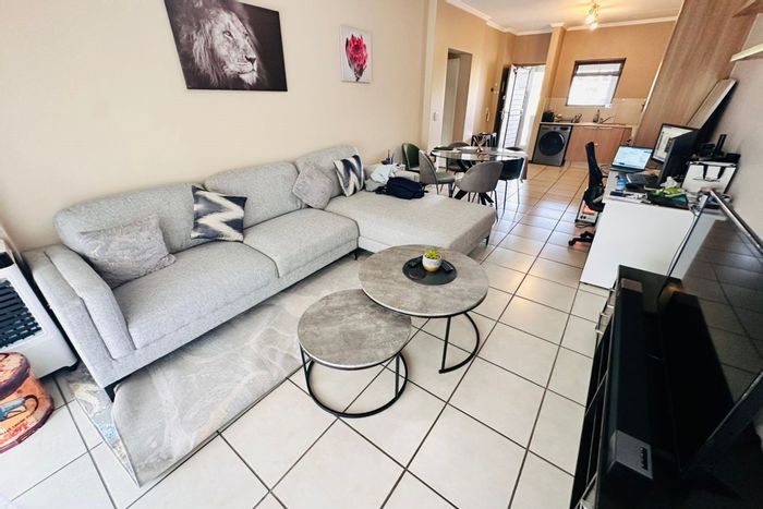 Bryanston Apartment For Sale: 2 beds, pool, clubhouse, balcony, secure parking.
