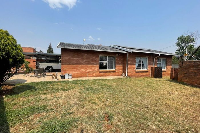 For Sale: Kenleaf House with 2 Bedrooms, Garage, Carports, and Spacious Garden.