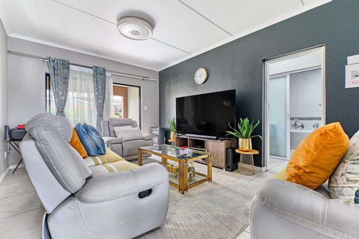 North Riding Apartment To Rent: 3 beds, inverter, pool, gym, secure estate.