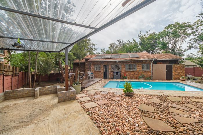Mulbarton House For Sale: 3 Bedrooms, Pool, Entertainment Area, Ample Parking.