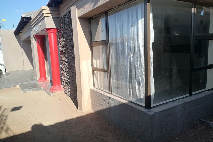 For Sale: House in Mahlasedi Park with 3 bedrooms, entertainment area, and garden.