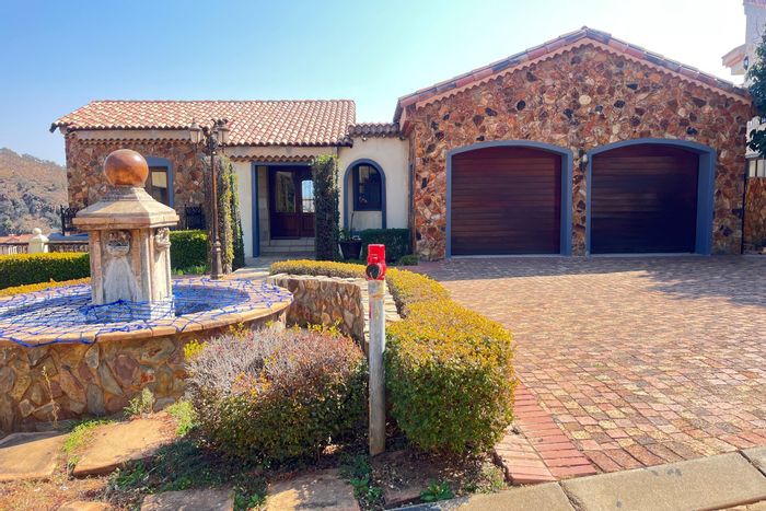 House to Rent in Estate D'Afrique: 4 bedrooms, pool access, scenic views.