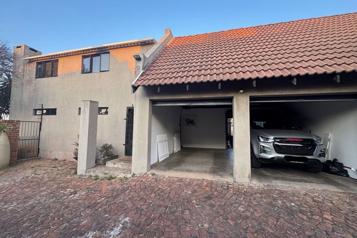 Erasmuskloof House To Rent: 3 beds, pool, garage, near amenities.