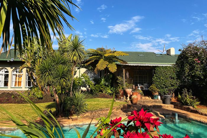 Weltevreden Park House For Sale: 3 beds, pool, study, double garage, ample parking.