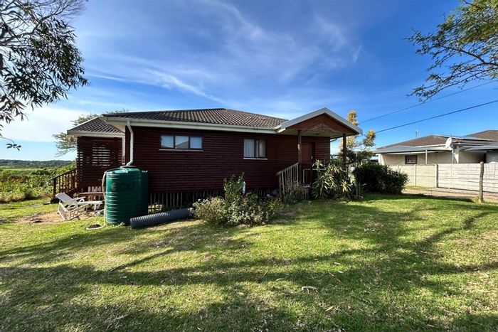 House for Sale in Sunrise On Sea: 3 Bedrooms, Flatlet, Spacious Outdoor Area.