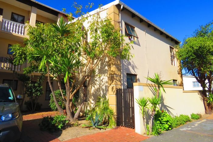 Parklands Apartment For Sale: Ground floor, pet-friendly, close to amenities and transport.