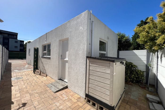 Table View Apartment To Rent: Bachelor flatlet with private entrance, shared laundry.