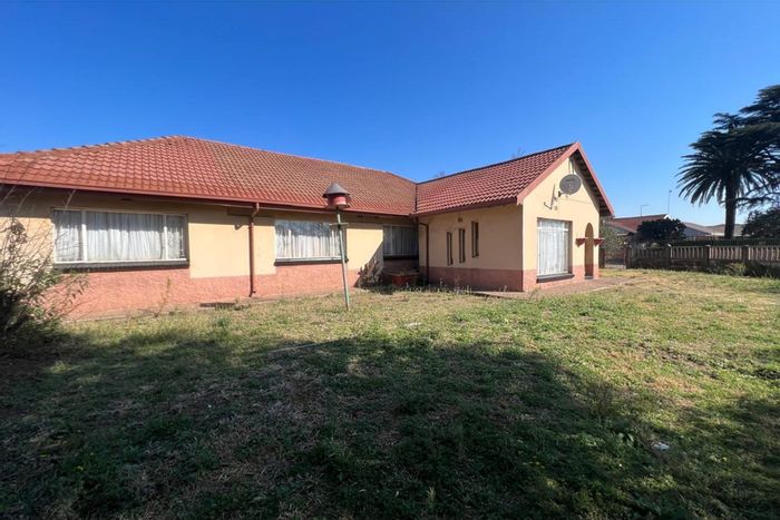 For Sale: 3-bedroom house in Vanderbijlpark CE with garden, parking, and internet.