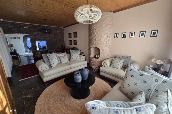 Hillcrest House For Sale: 4 beds, pool, garage, garden, security system.