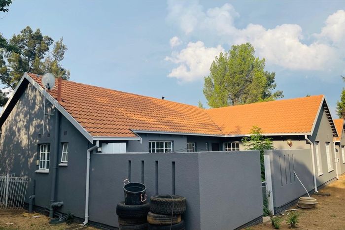 5-Bedroom House To Rent in Noordwyk with pool, garden, and ample parking.