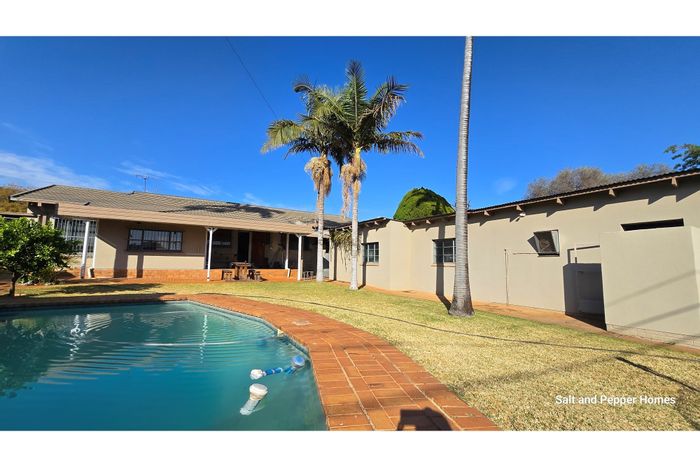 To Rent: Versatile Sinoville House with offices, boardroom, pool, and ample parking.