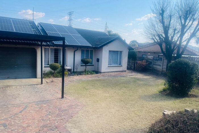 Wilgeheuwel House To Rent: 2 beds, pool, solar backup, fibre internet.