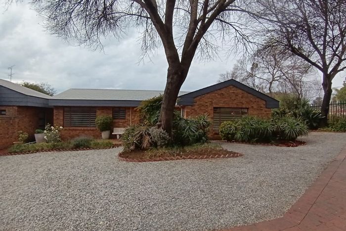 2-Bedroom Cottage to Rent in Paulshof with garden, parking, and security features.