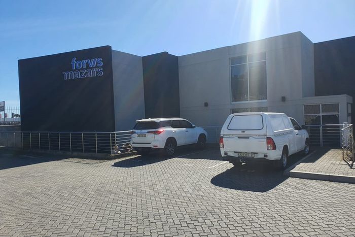 Humerail Office To Rent: 176m² with harbour views, parking, and amenities.