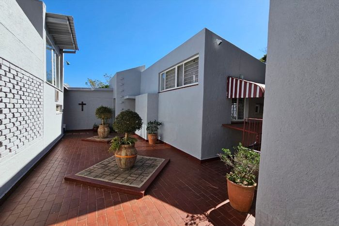 Barberton Central House For Sale: 3 beds, pool, flat, spacious garage, prime location.