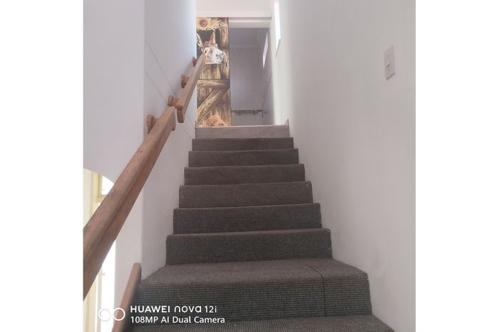Die Heuwel House To Rent: 4 Bedrooms, 2 Bathrooms, ample parking, family-friendly.