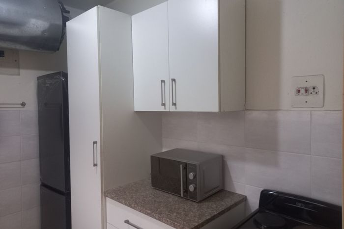 Pelham Apartment To Rent: 1 Bed, 1 Bath, Parking, Near Amenities and Schools.