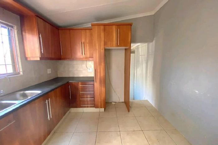 Cottage to Rent in Durban North Central: Pet-friendly, pre-paid utilities, secure location.