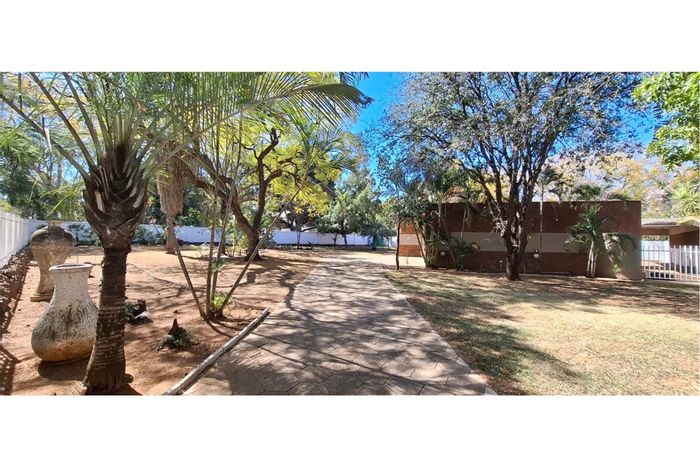 For Sale: House in Bela Bela Central with 3 bedrooms, garage, and garden amenities.