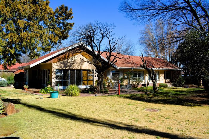 For Sale: Spacious 4-bedroom house in Brandwag with large yard and security features.