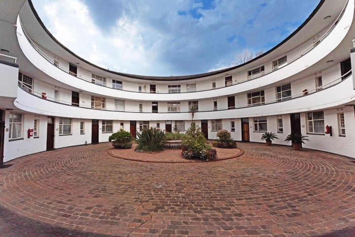Bryanston Apartment To Rent: 3 Bedrooms, Pool, Security, Near Shopping Centre.