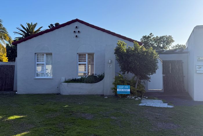 Flamingo Vlei House To Rent: 3 beds, double garage, spacious backyard, pet-friendly.