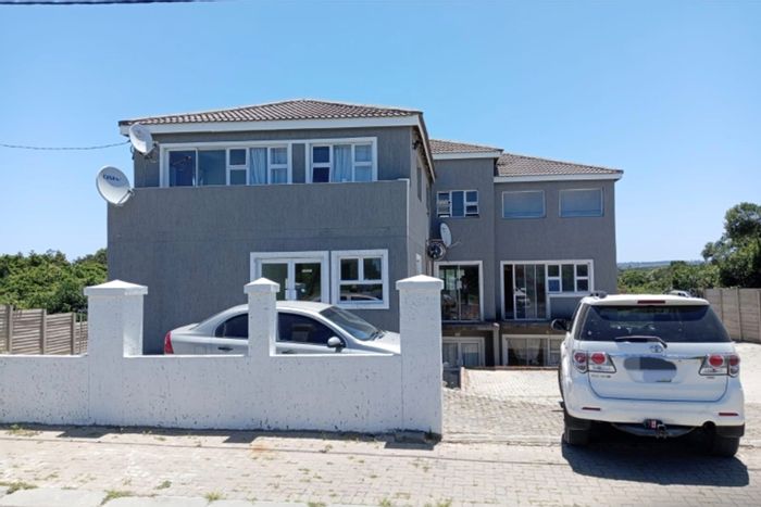 For Sale: 15-bedroom, 15-bathroom house in Beacon Bay with ample parking.